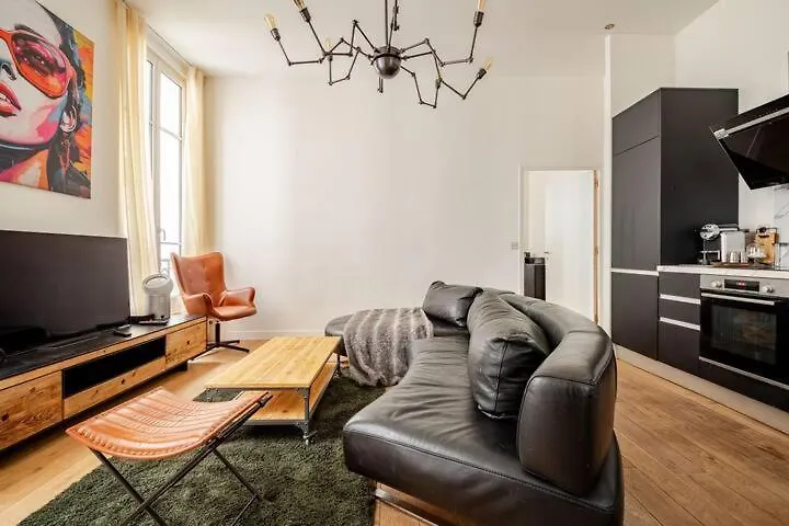 Chic Stay Near Louvre & Eiffel Tour Paris Apartment