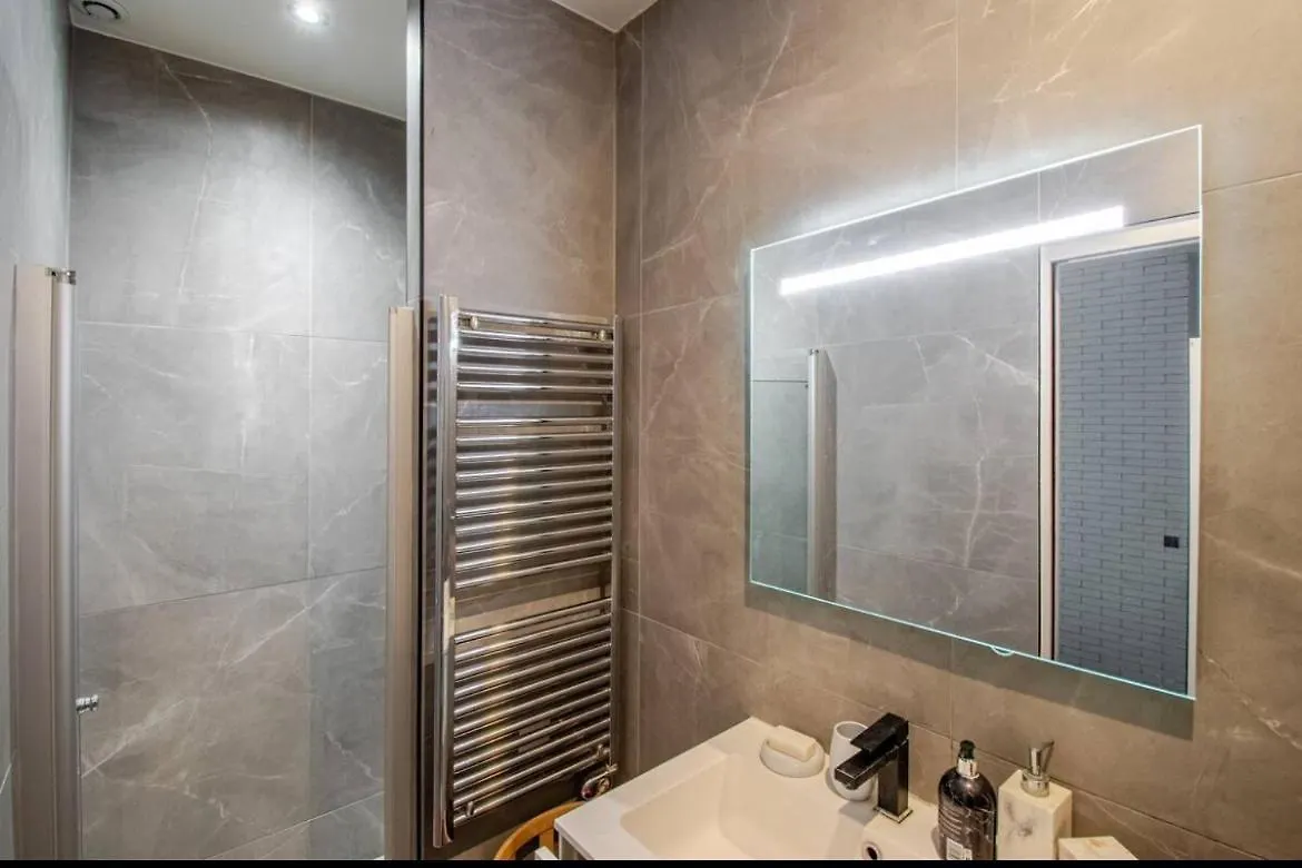 Chic Stay Near Louvre & Eiffel Tour Paris Apartment