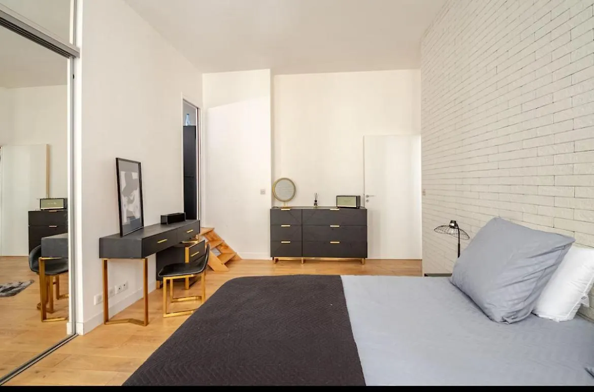 Chic Stay Near Louvre & Eiffel Tour Paris Apartment