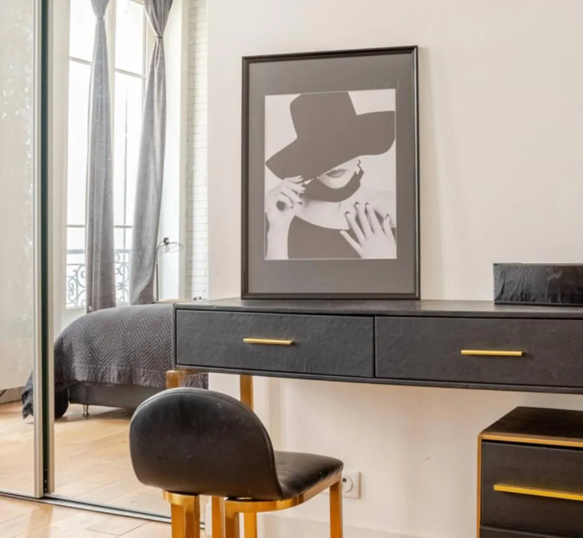 Chic Stay Near Louvre & Eiffel Tour Paris