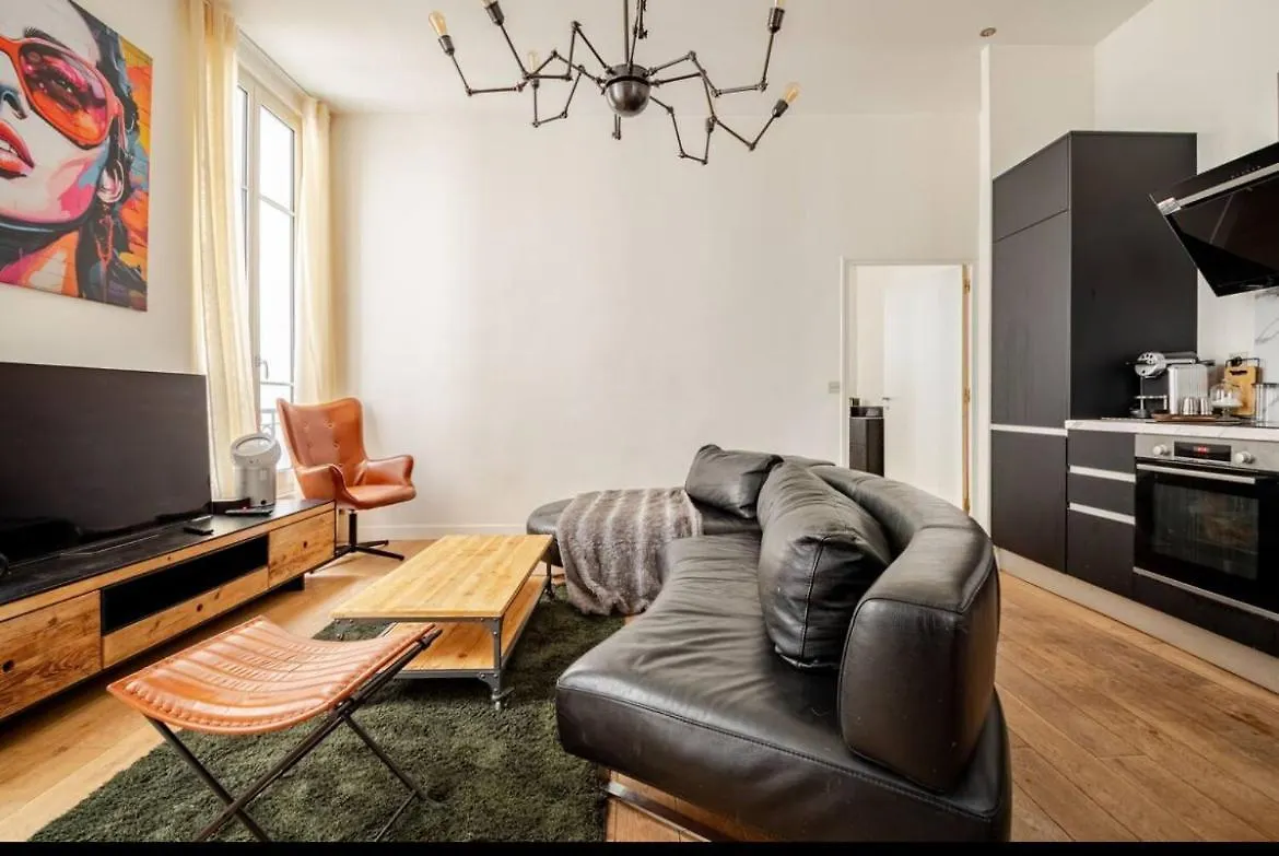 Chic Stay Near Louvre & Eiffel Tour Paris France