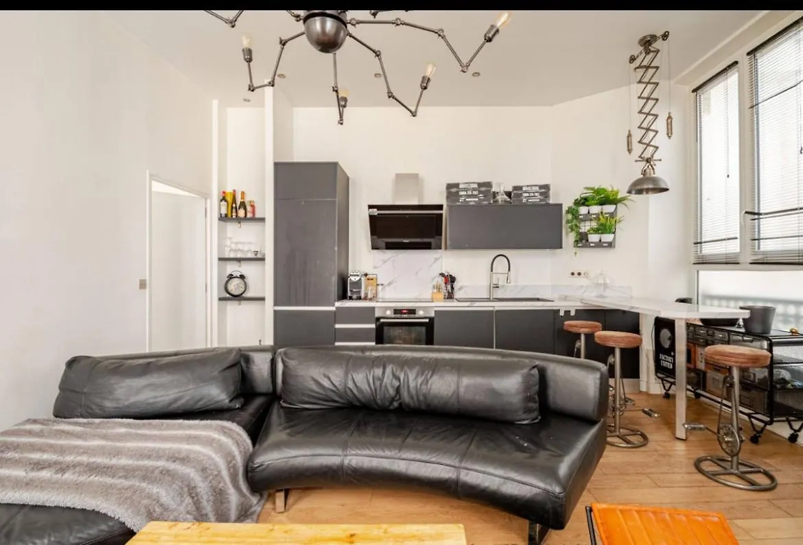 Chic Stay Near Louvre & Eiffel Tour Paris
